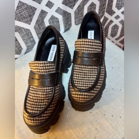 Stylish Houndstooth Loafers - Picture 2 of 9